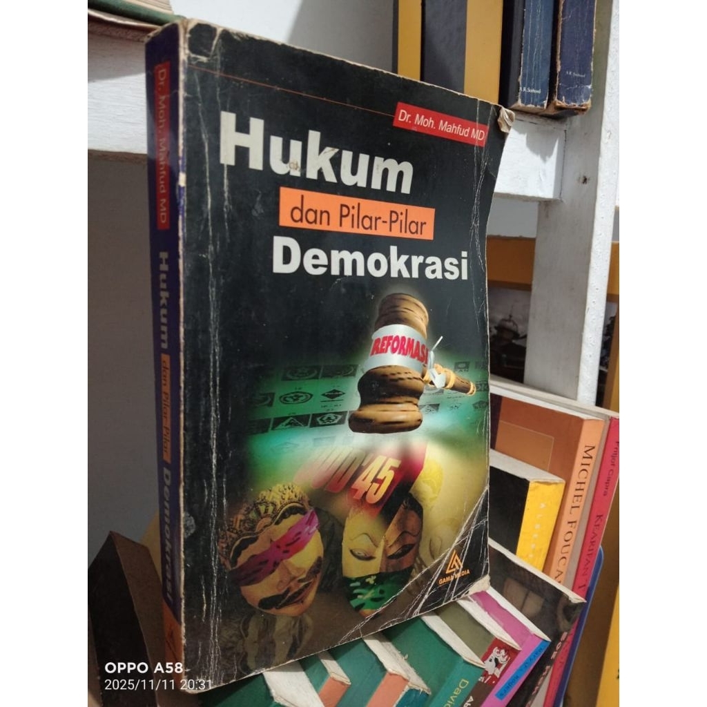 HUKUM DAN PILAR PILAR DEMOKRASI