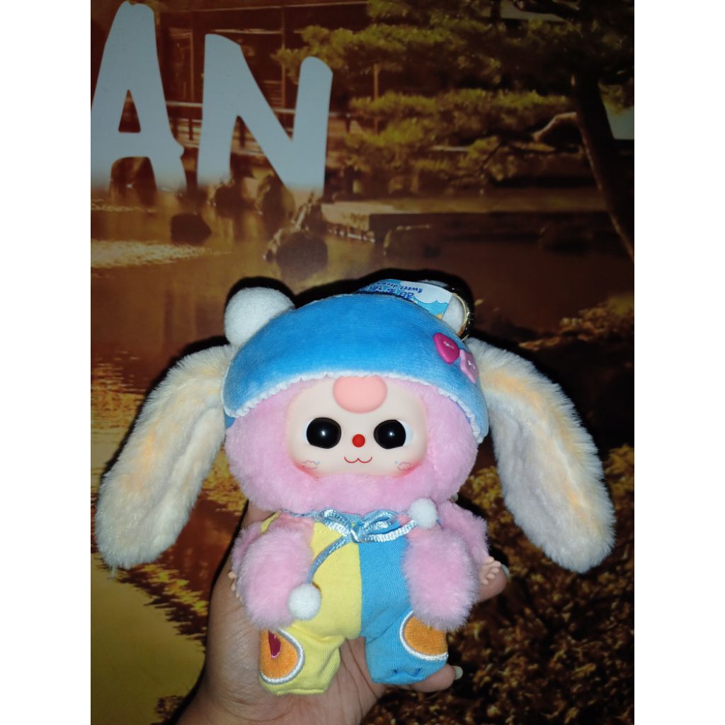 baju biru topi biru