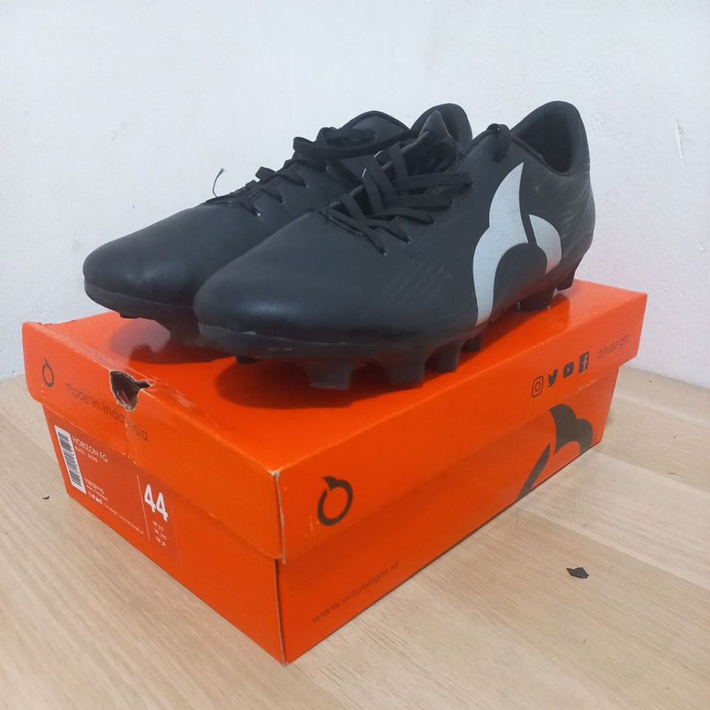 Sepatu Bola Ortuseight Original no 44 (Bekas)