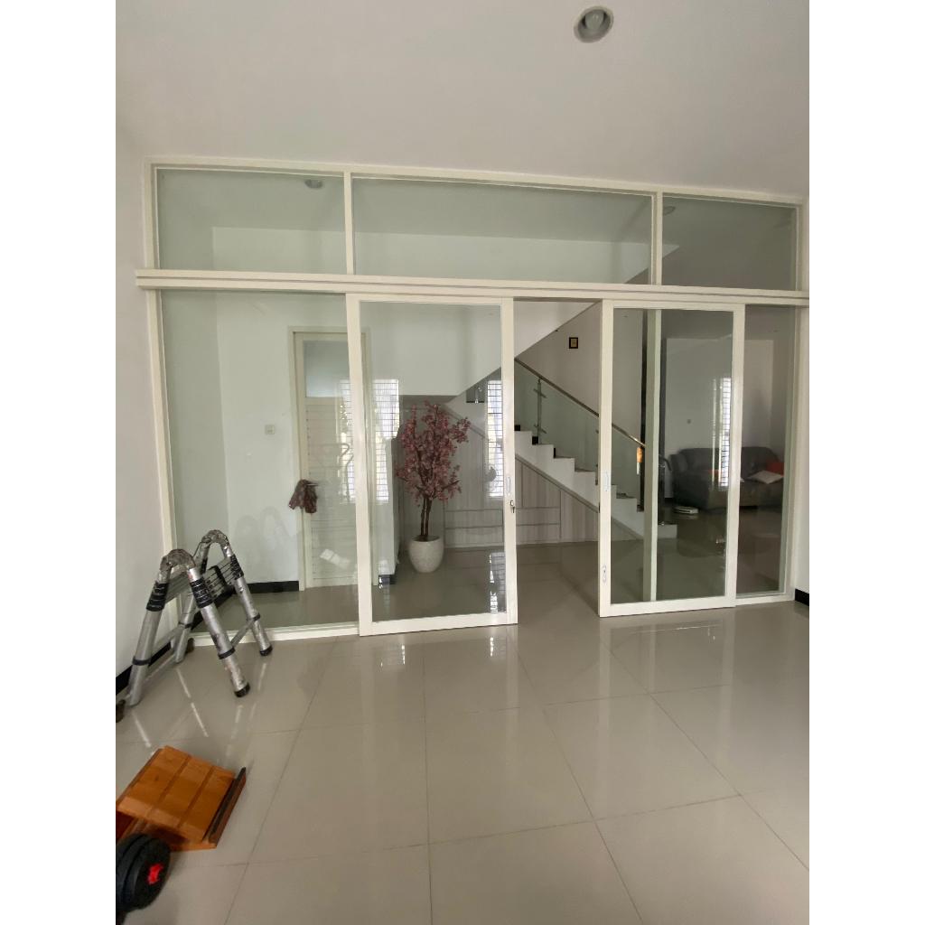 Pintu sliding kanan kiri kaca / partisi kaca