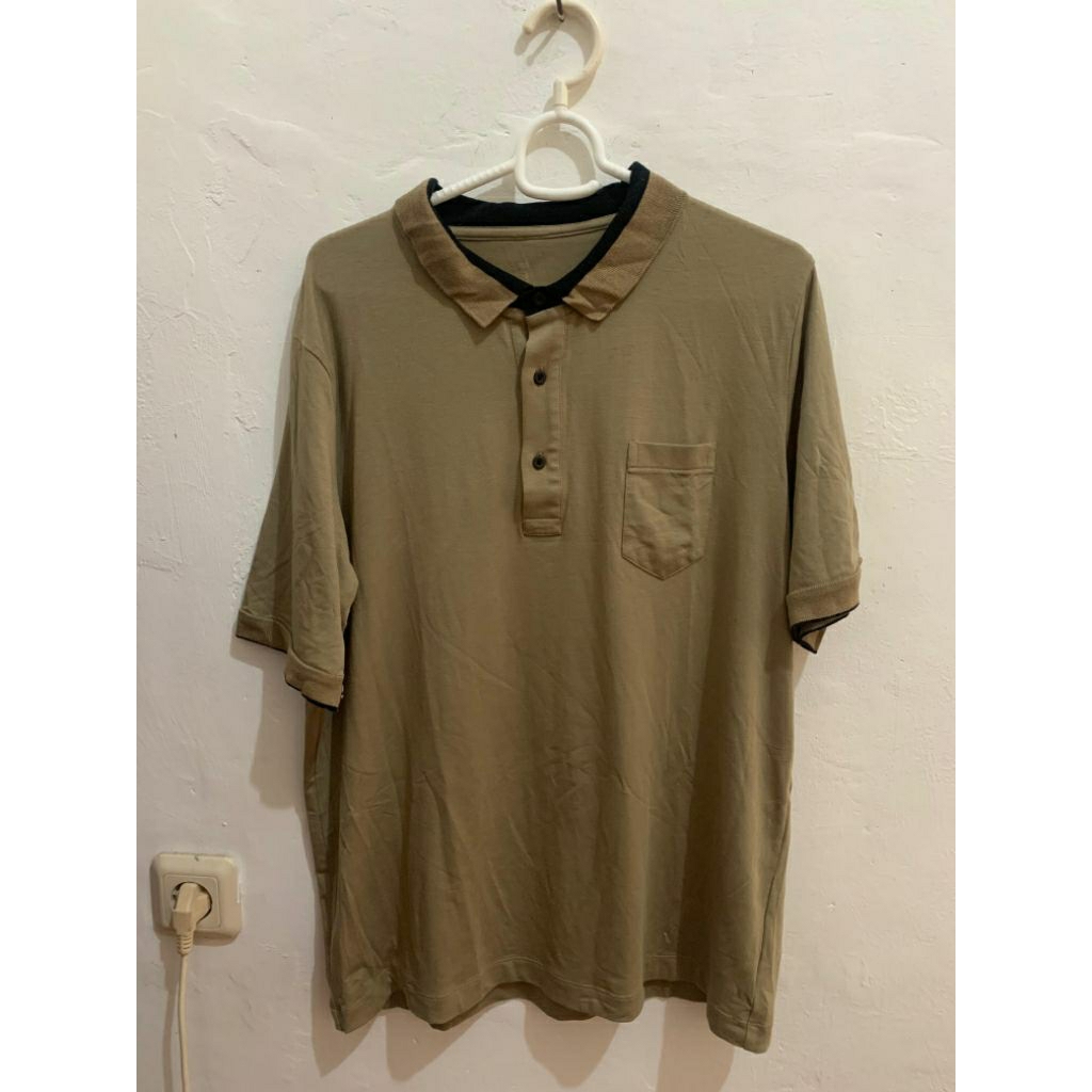 Kaos kerah polos warna Khaki