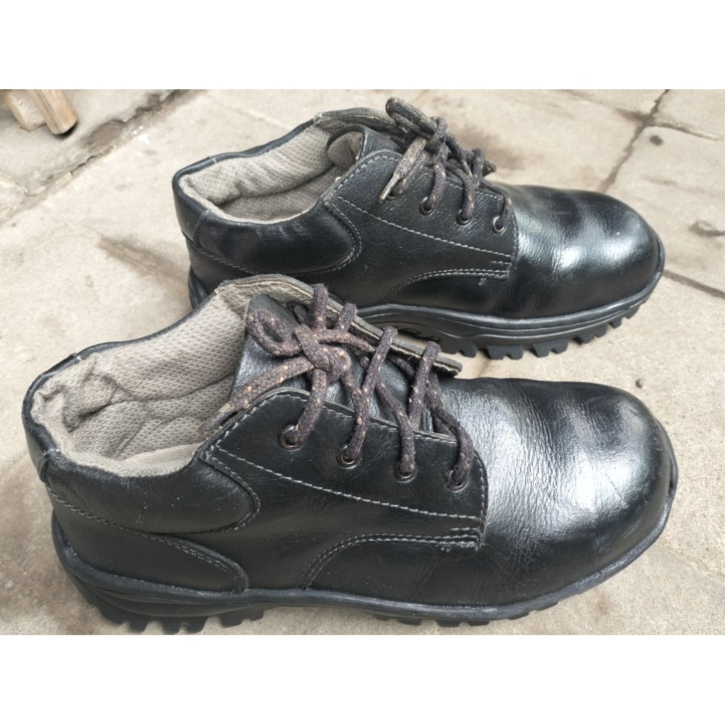 sepatu safety kulit Kings 44 second
