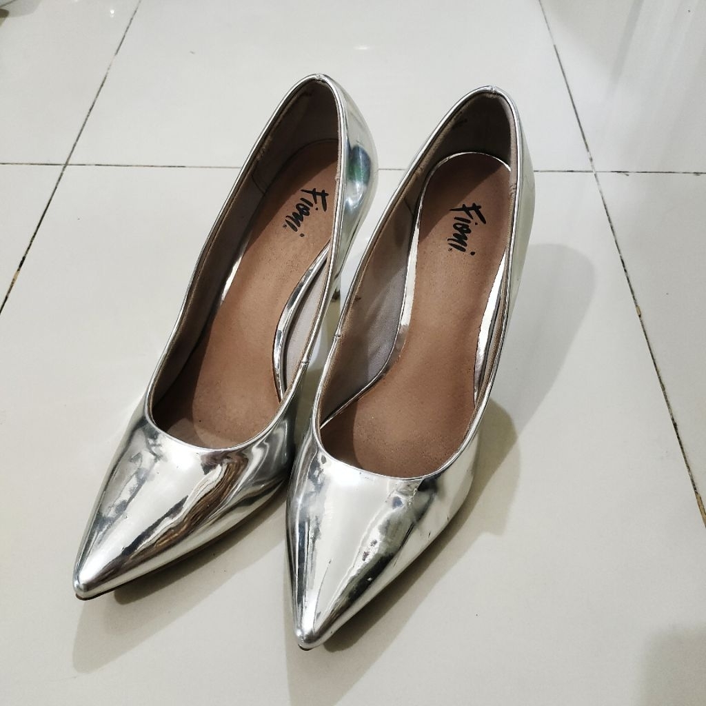 sepatu Heels silver fioni size 40