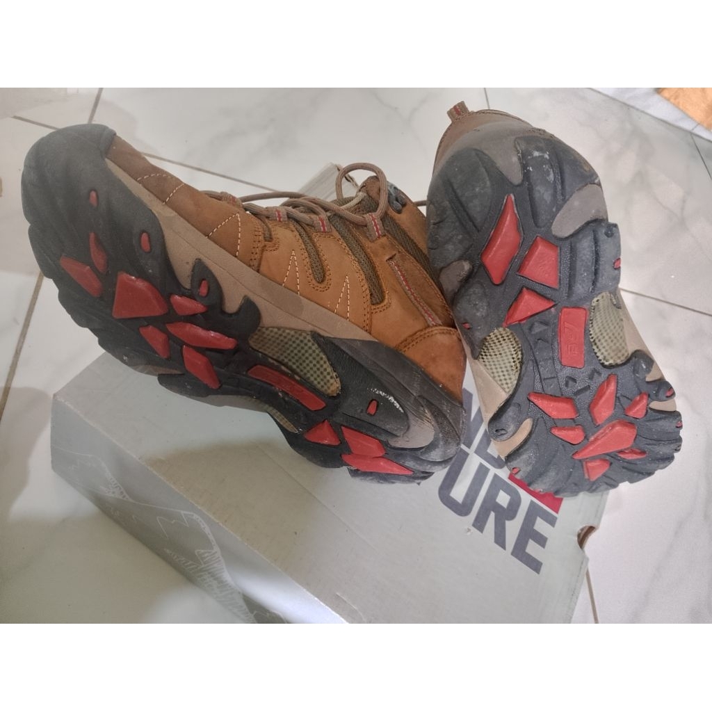 sepatu outdoor Second / Bekas merk arei, SEPATU GUNUNG, SEPATU OUTDOOR, HARGA BISA NEGO