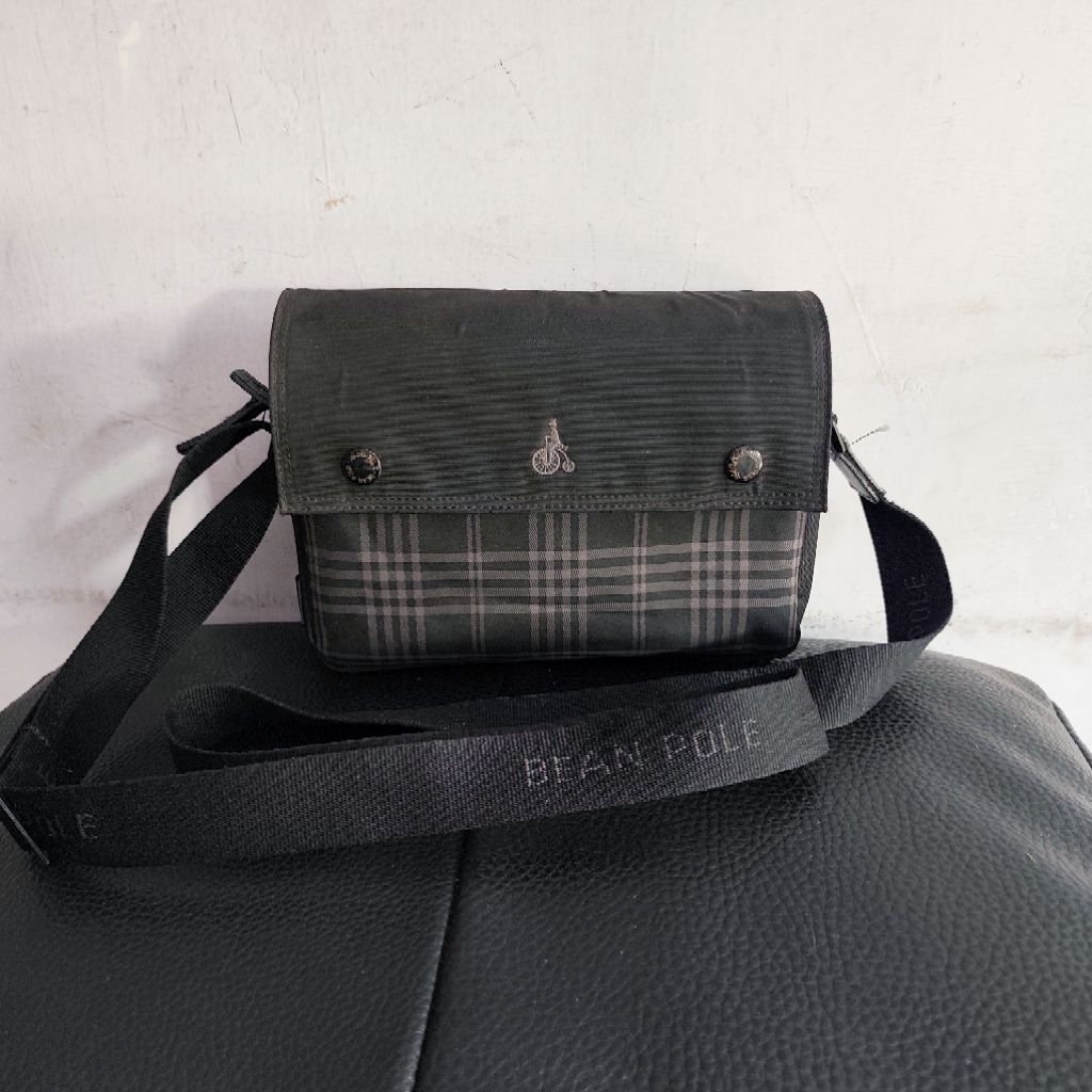 Bean Pole Sling Bag / tas selempang Beanpole hitam
