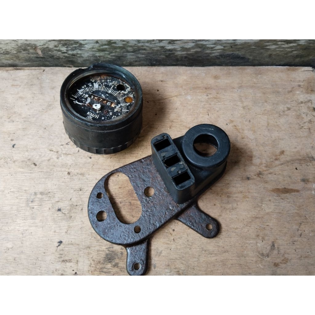 TATAKAN SPEEDOMETER SUZUKI A100 TIPE A7 KONDISI BAHAN PANGKON SPEEDOMETER SUZUKI A100 A7