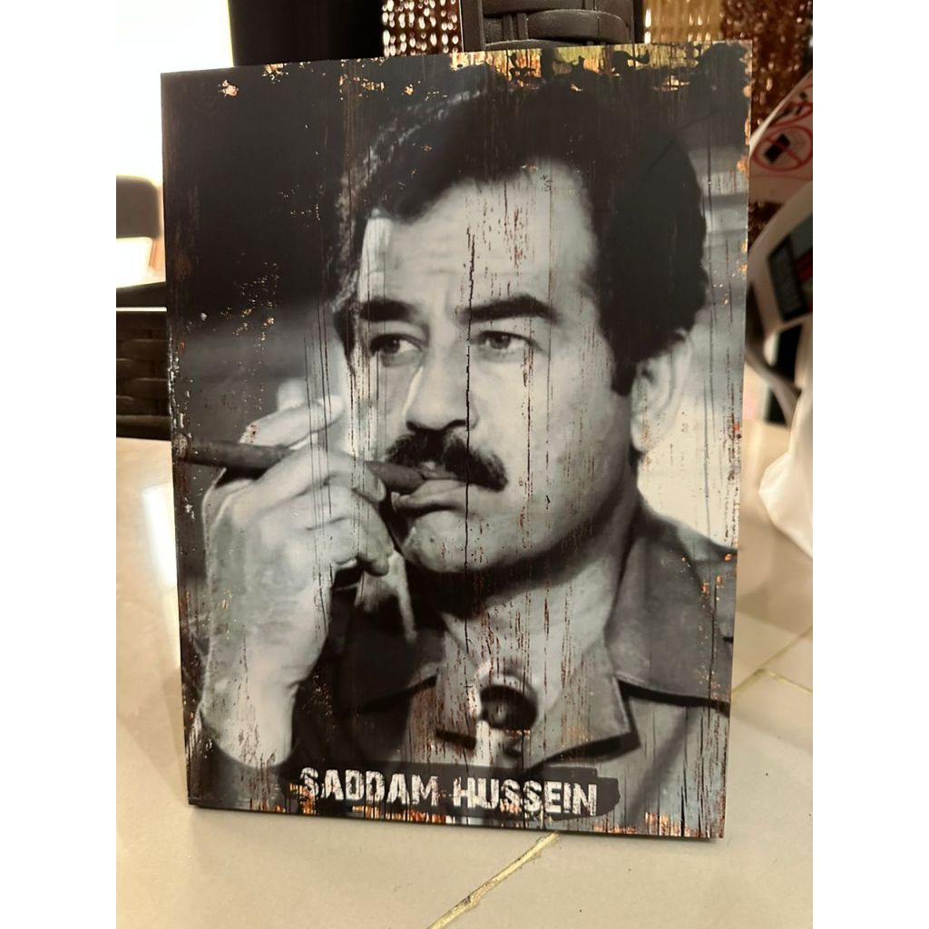 Poster Saddam Husein Dekorasi Hiasan Pajangan Dinding Bingkai Kayu Wall Decor Siap Pasang