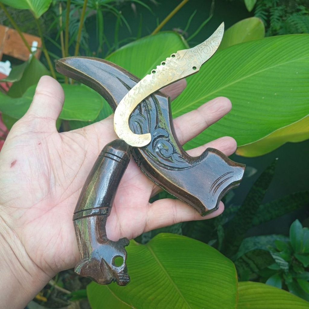 Sovenir Kujang Kuningan Kecil Kayu Rasamala