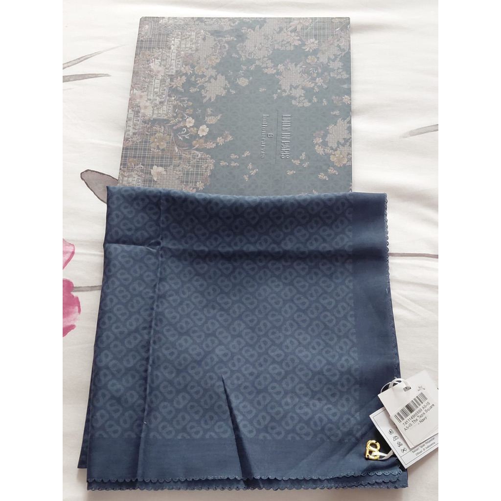Navy As is item Buttonscarves The Tapis Square baru tanpa boks dan siap kirim