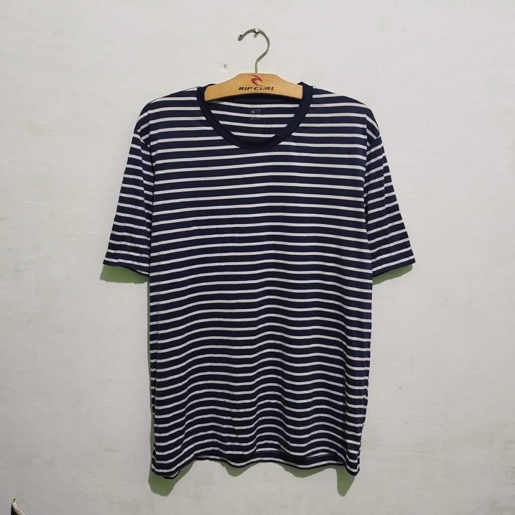 KAOS UNIQLO STRIPE SIZE XL SECOND
