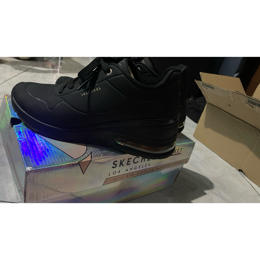 Skechers Black sepatu wanita