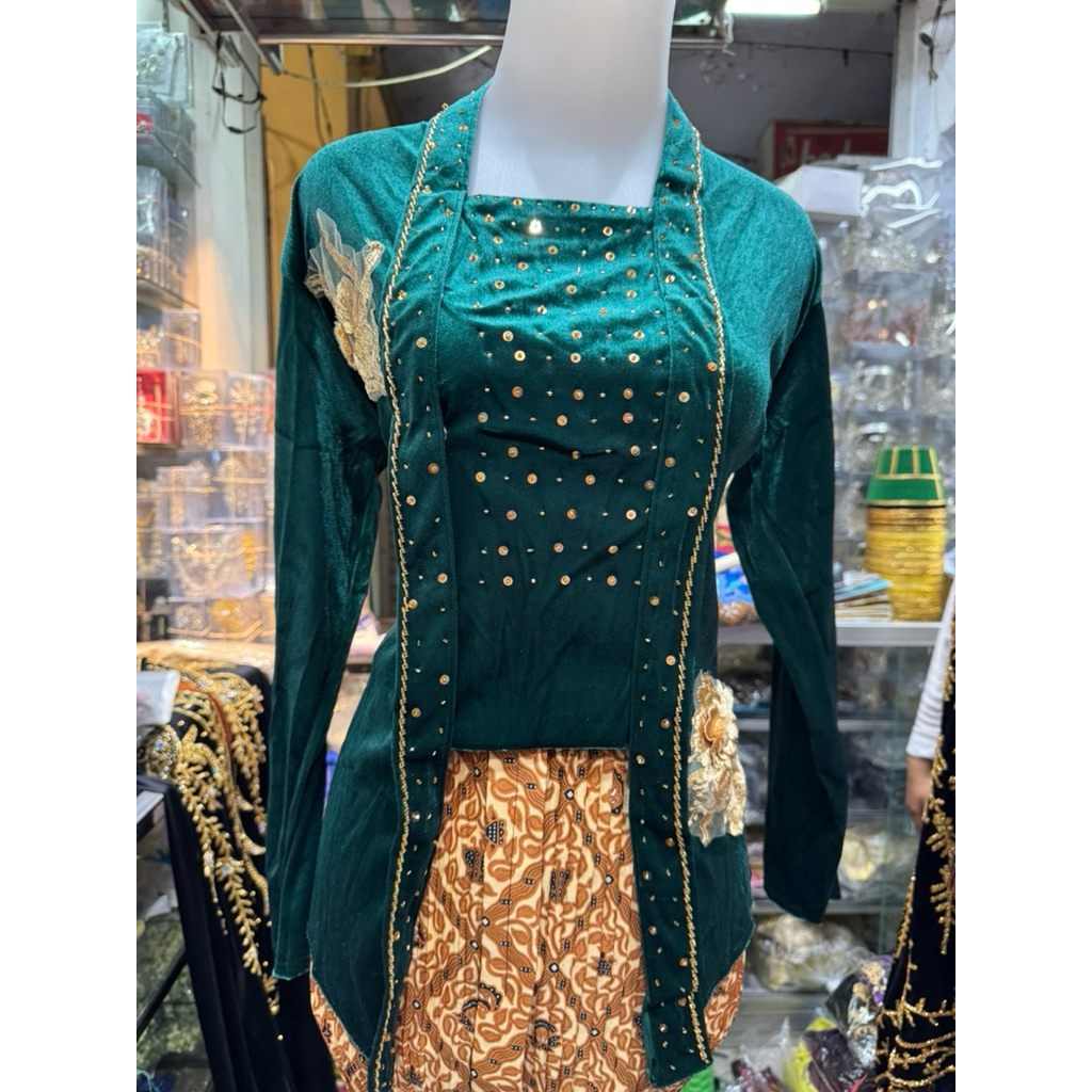 Kebaya kutubaru bludru hijau botol