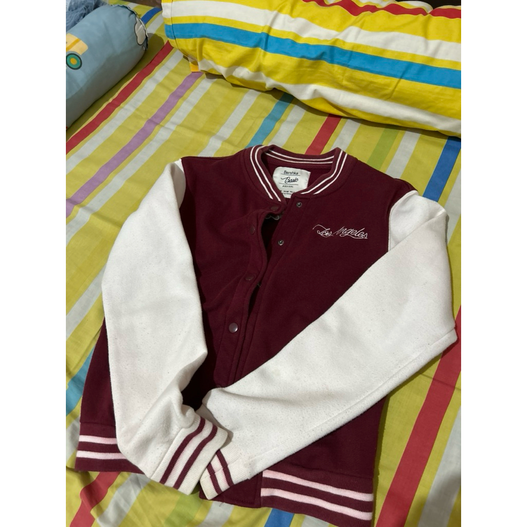 Jaket baseball warna merah Bershka