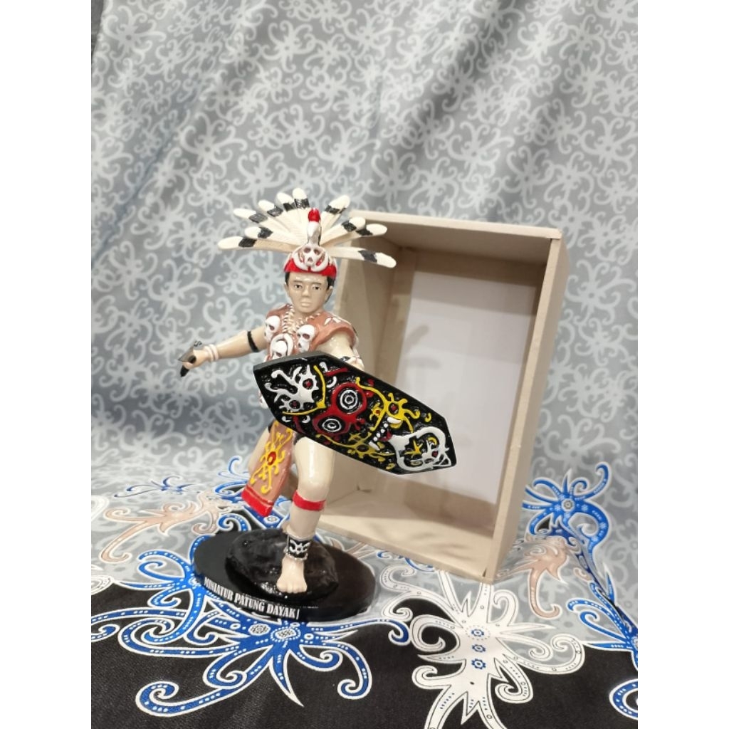 SOUVENIR MINIATUR PATUNG TARI MANDAU // MINIATUR TARI DAYAK // MINIATUR KHAS KALIMANTAN