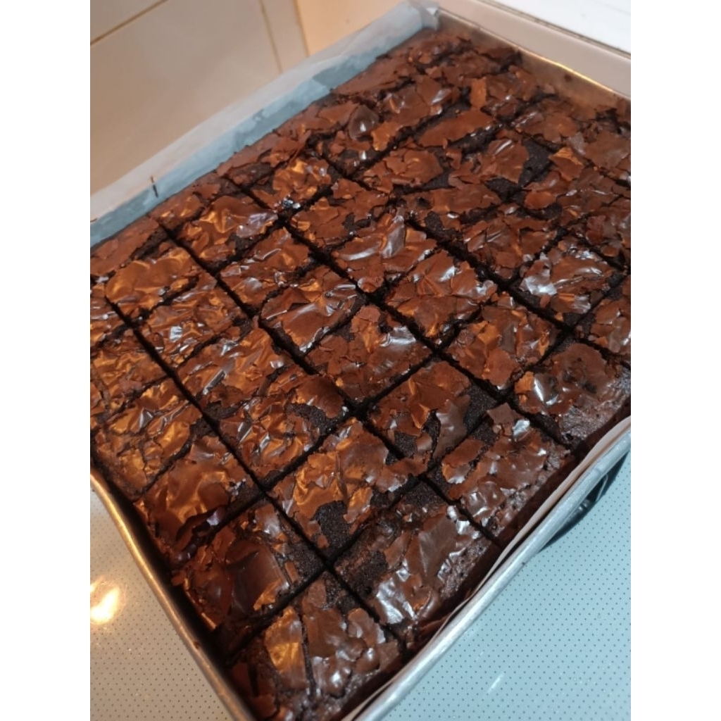Fudgy Brownies Shiny Crust Premium Bahan Berkualitas | custom | 36 potong ukuran 20×20 | chewy dan n
