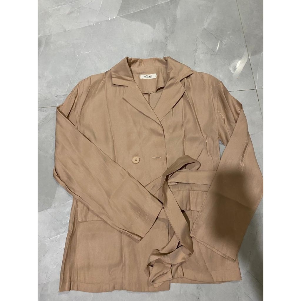 set blazer dan celana pendek.