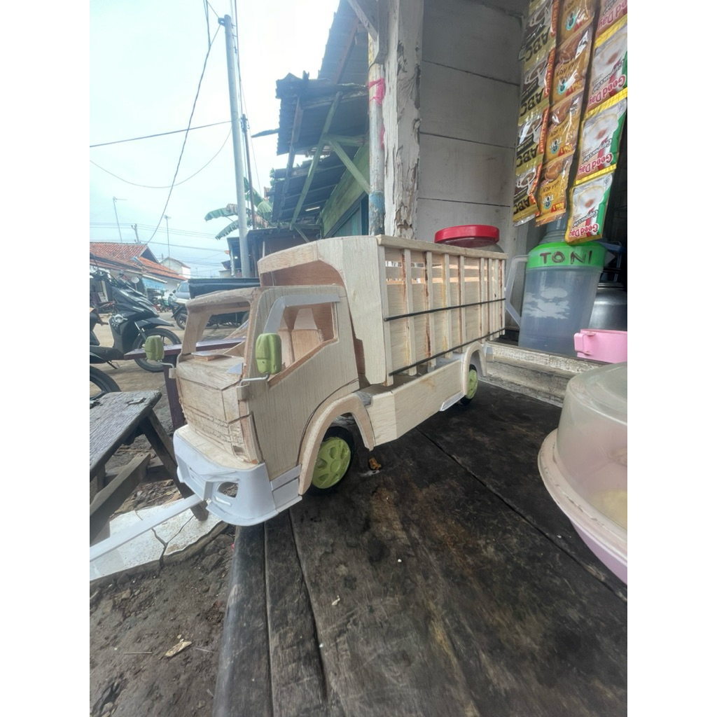 miniatur truk oleng model Isuzu GiGA