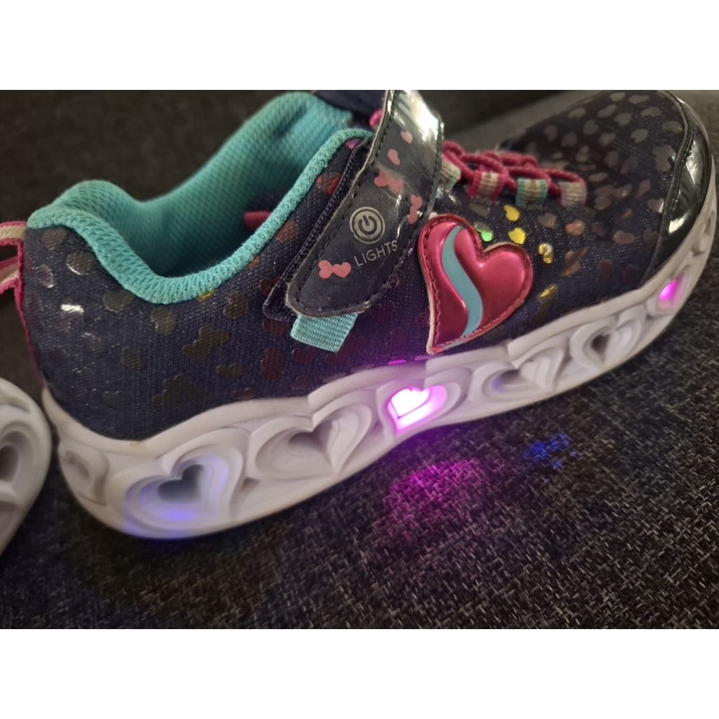 preloved sepatu skechers anak size 33