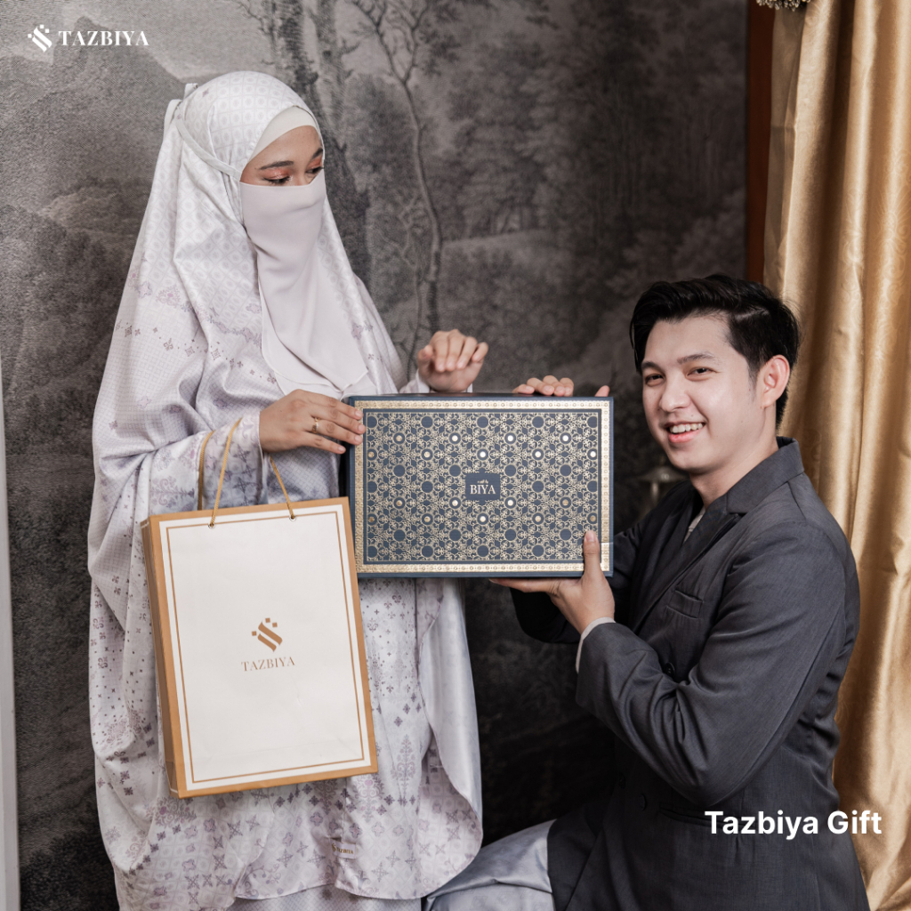 Terbaru Tazbiya - Gift Set Couple Mukena & Sarung (Raya Hampers Gift Box Raya Couple Isi Mukena Dan
