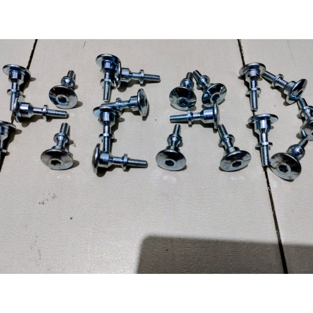 Baut cylinder head Beat