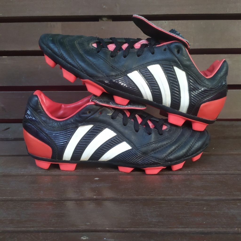Sepatu Bola 41 Predator Pulsado II TRX FG Black/White 519669