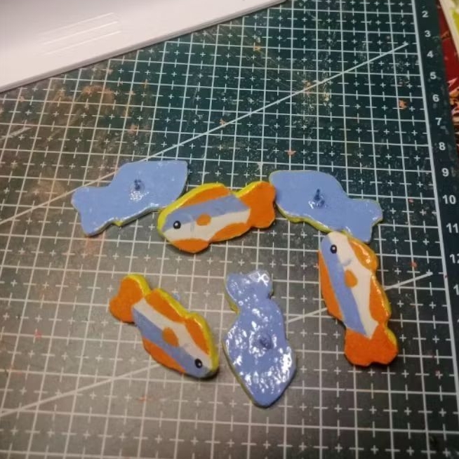 CLAY KARAKTER IKAN , HANDMADE PIN, AIR DRY CLAY, Pin karakter lucu