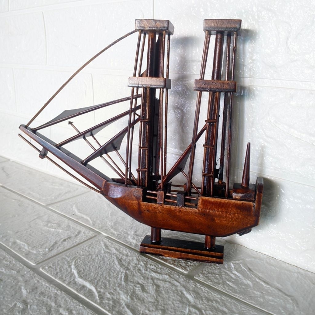 Miniatur kapal layar untuk hiasan rumah