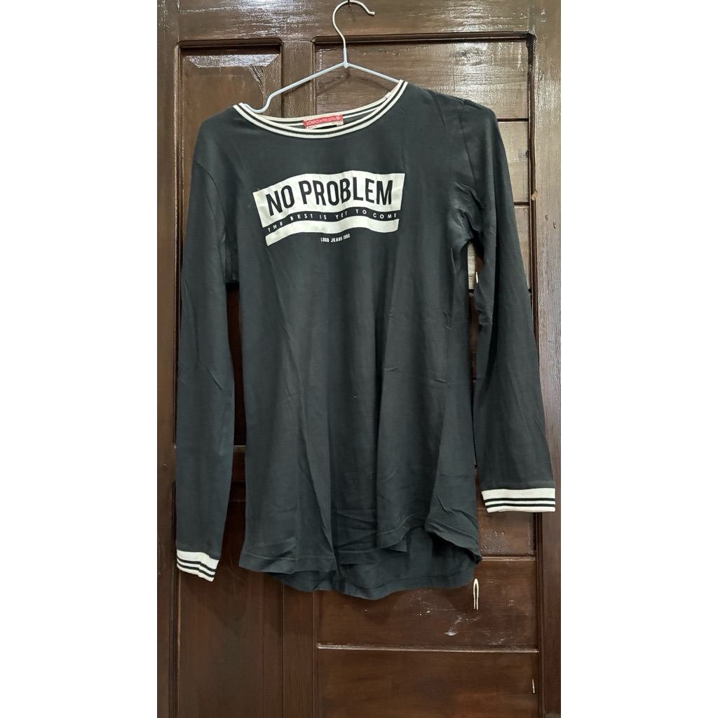 Preloved Baju Kaos Brand Logo