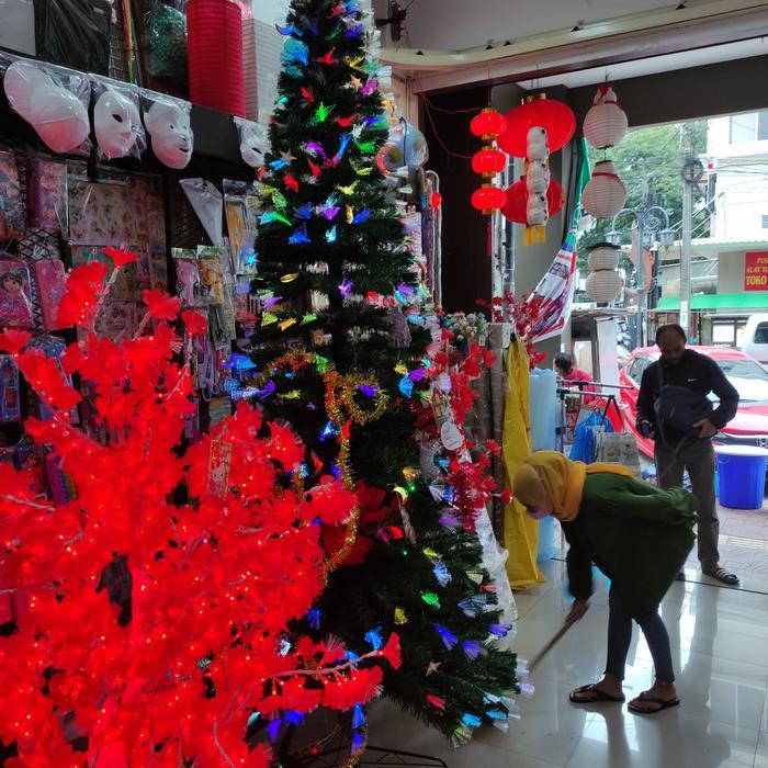 langsung order saja] pohon natal 3 meter lampu didalam( kabel tidak terlihat)