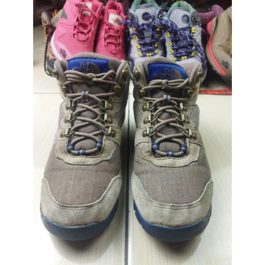 Sepatu Outdoor TNF Size 38 (240)