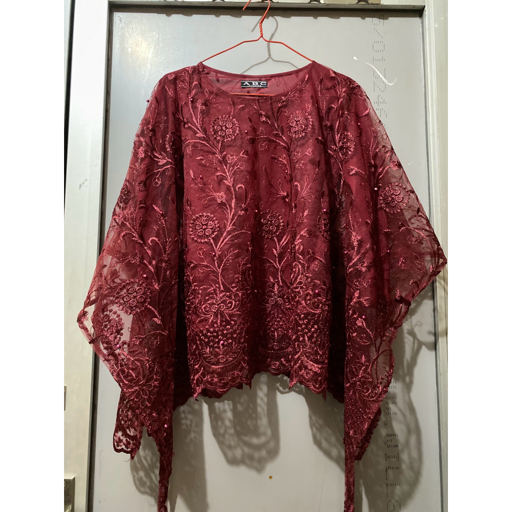 Blouse Kebaya Brukat Maroon – Atasan Pesta Brokat Premium
