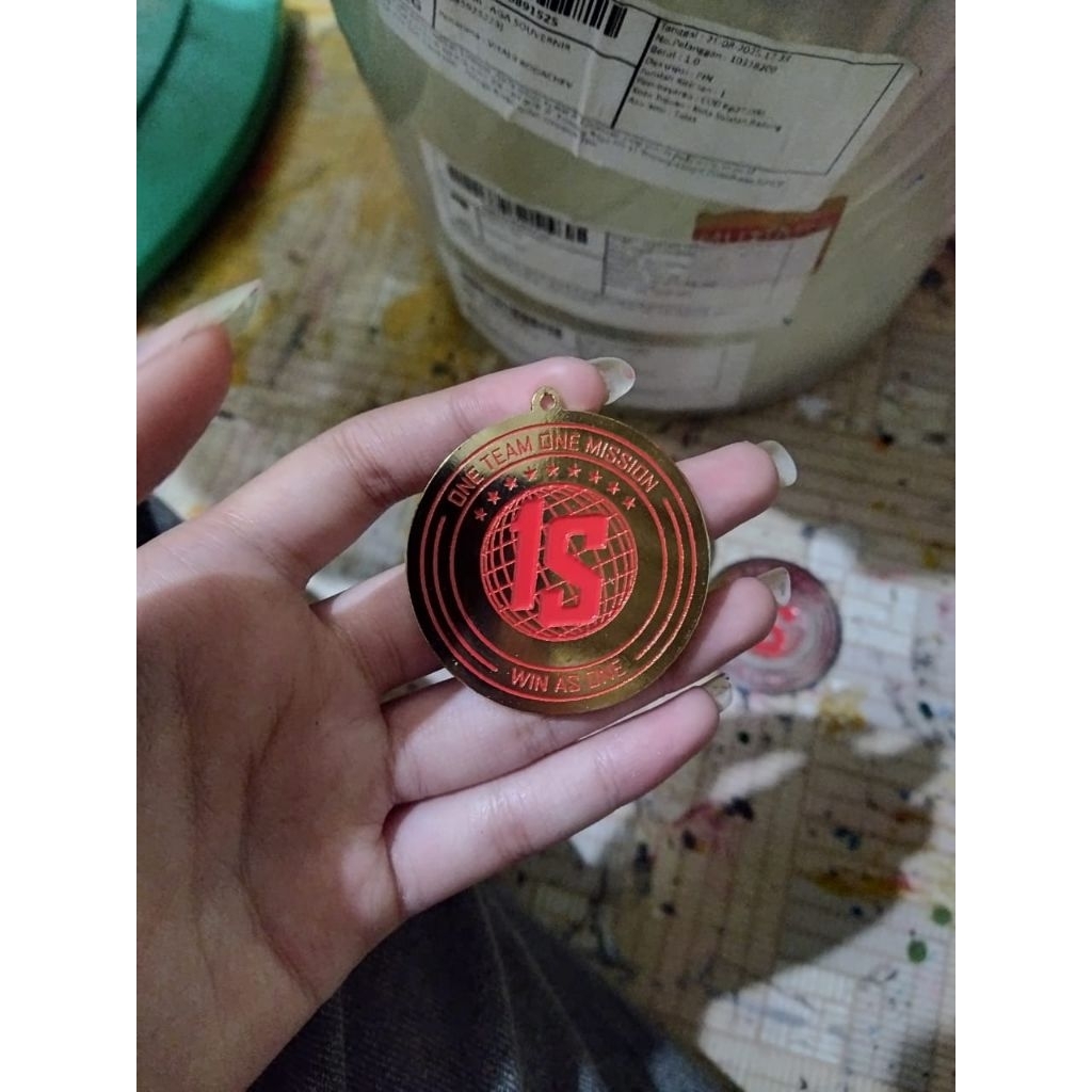 PIN ENAMEL CUSTOM GOLD BEBAS DESIGN