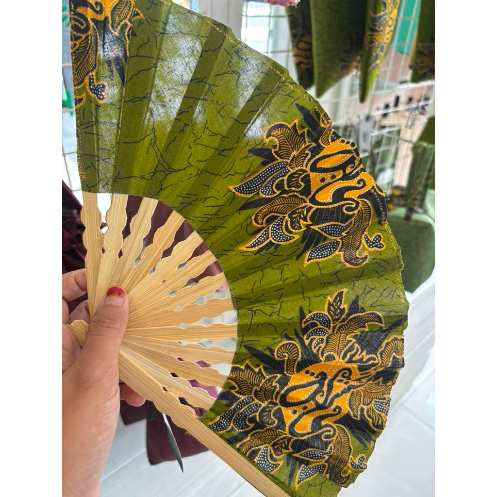 Kipas lipat motif batik Aisyiyah Nasional