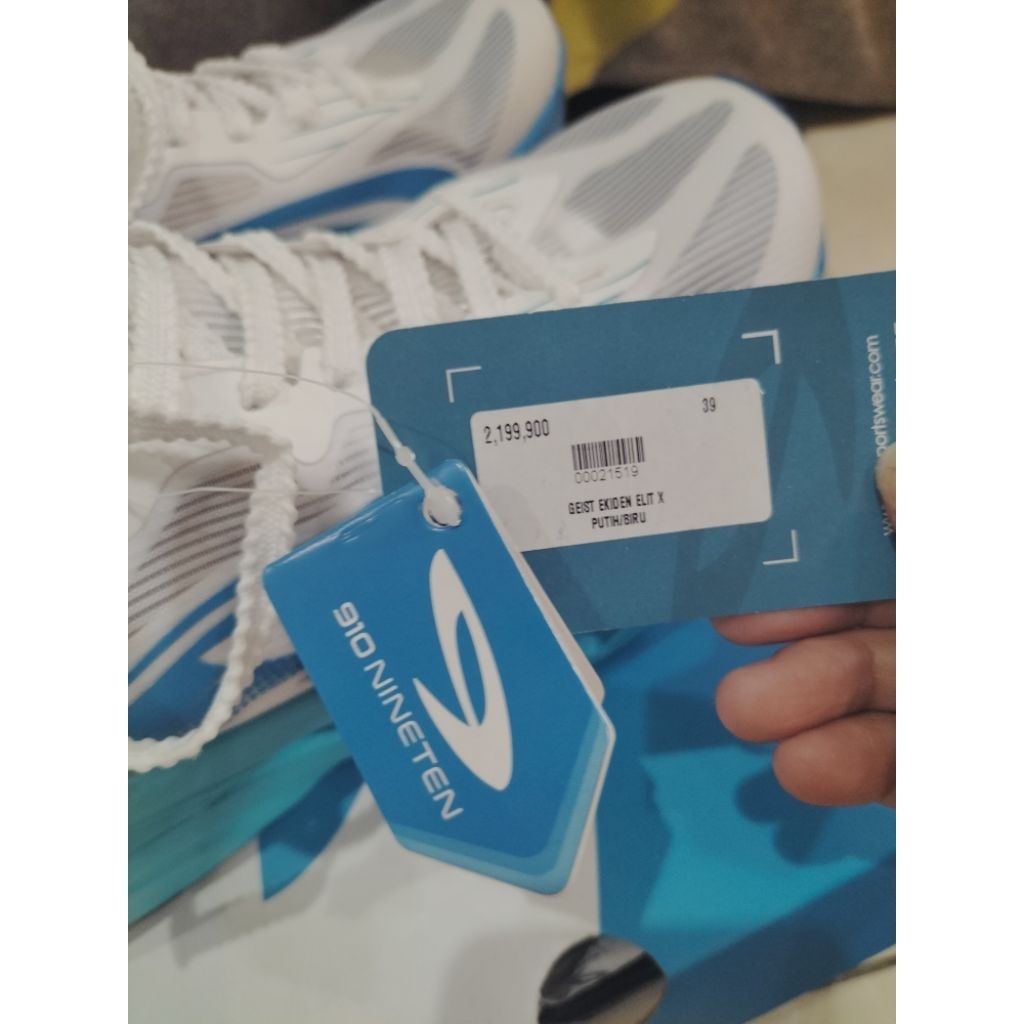 sepatu lari 910 geist Ekiden Elite X