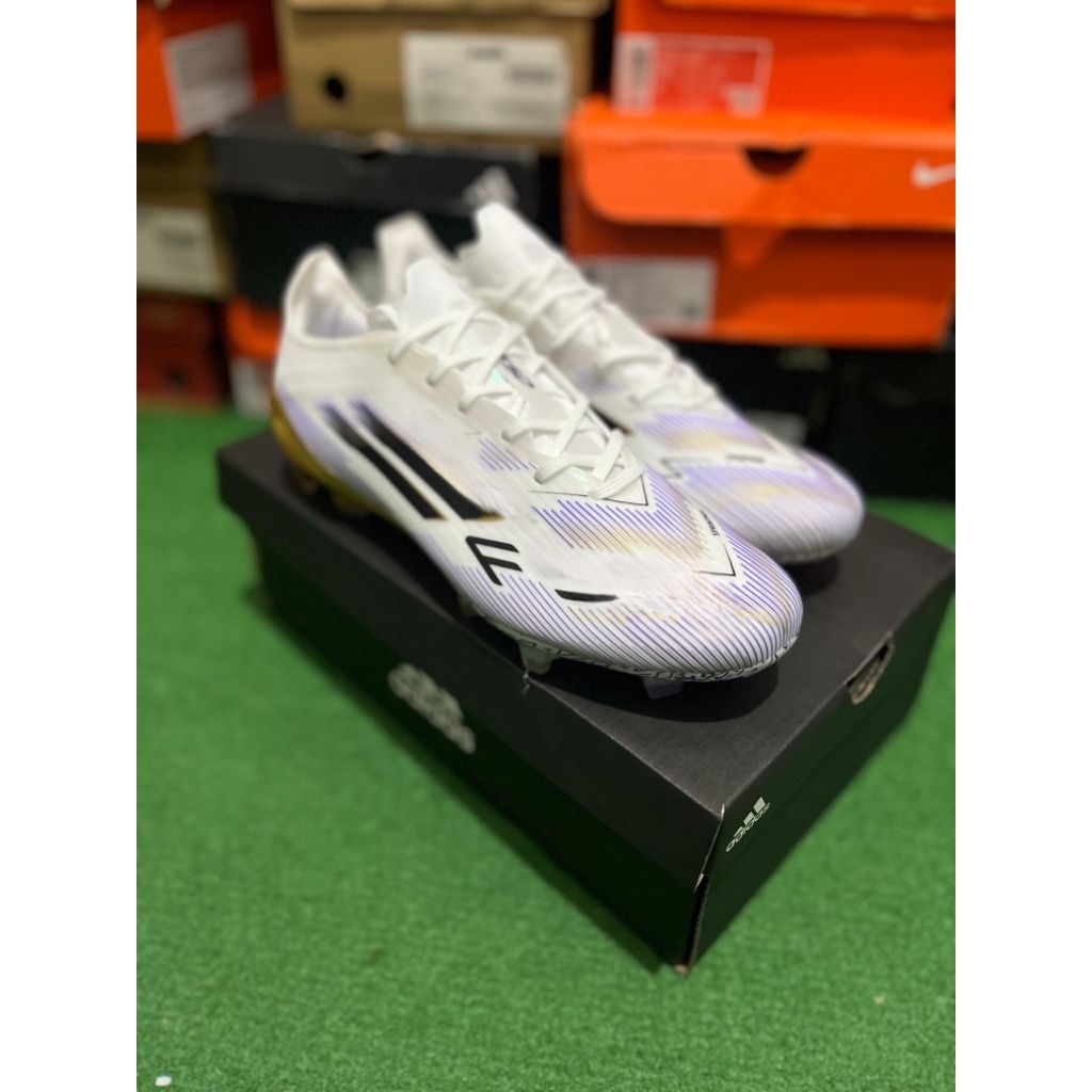 Sepatu bola f50 ganteng