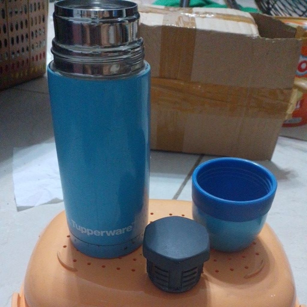 termos air Tupperware second 350ml, 5 jam air masih anget, baca diskripsi.
