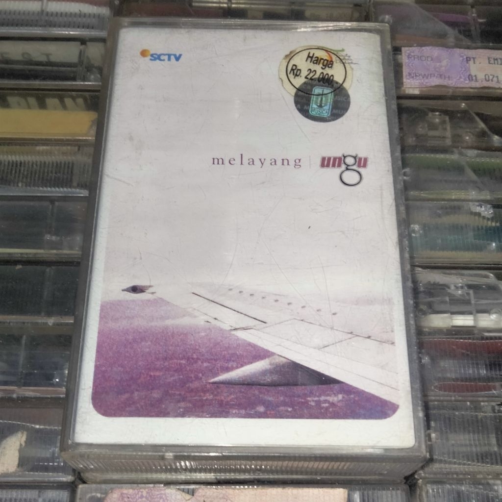 Kaset Pita Ungu Melayang