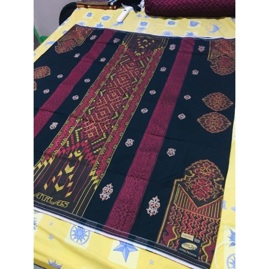 SARUNG ATLAS SUPER PREMIUM 980 GOLD second like new fullset (Box+gantungan+stiker)