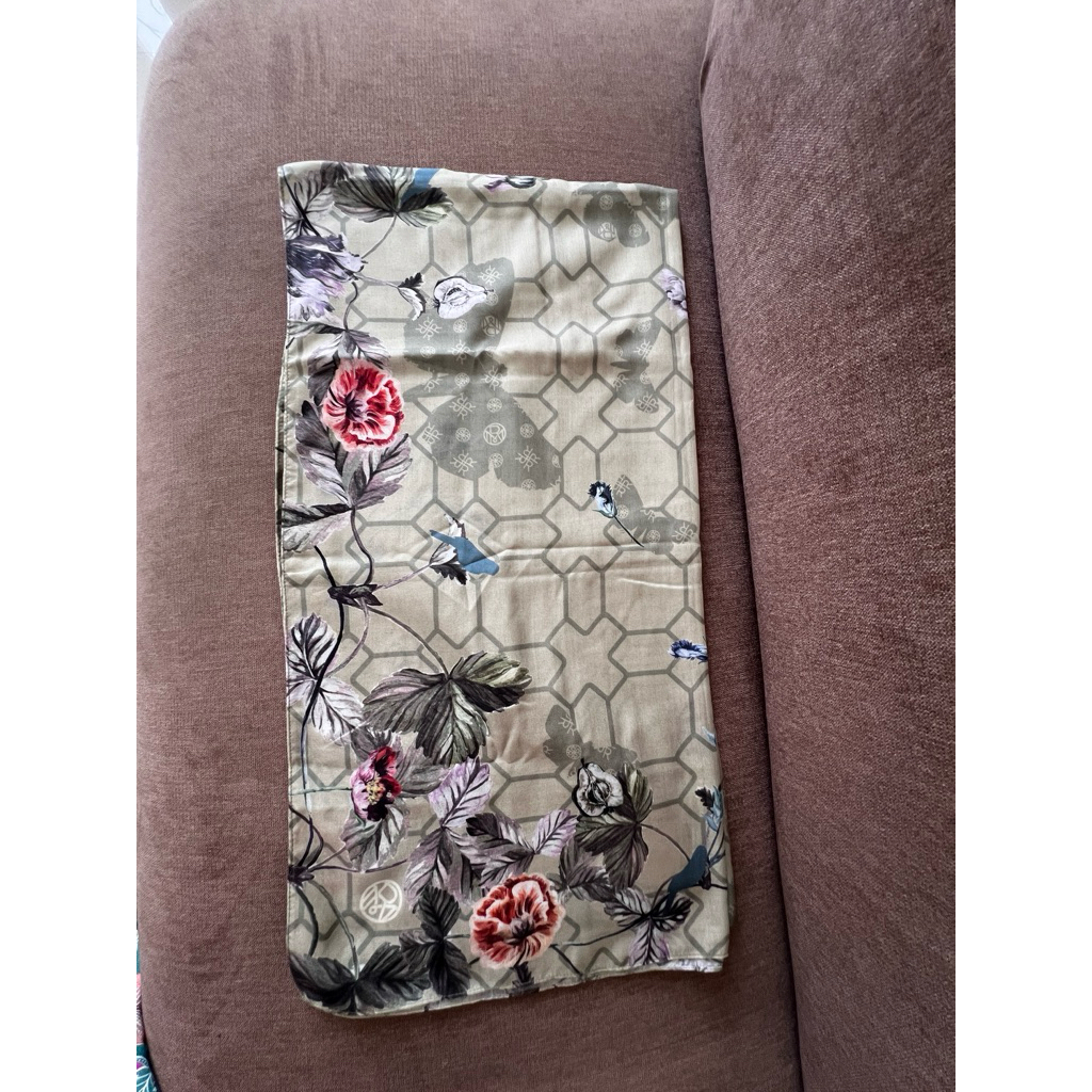 preloved riamiranda scarf