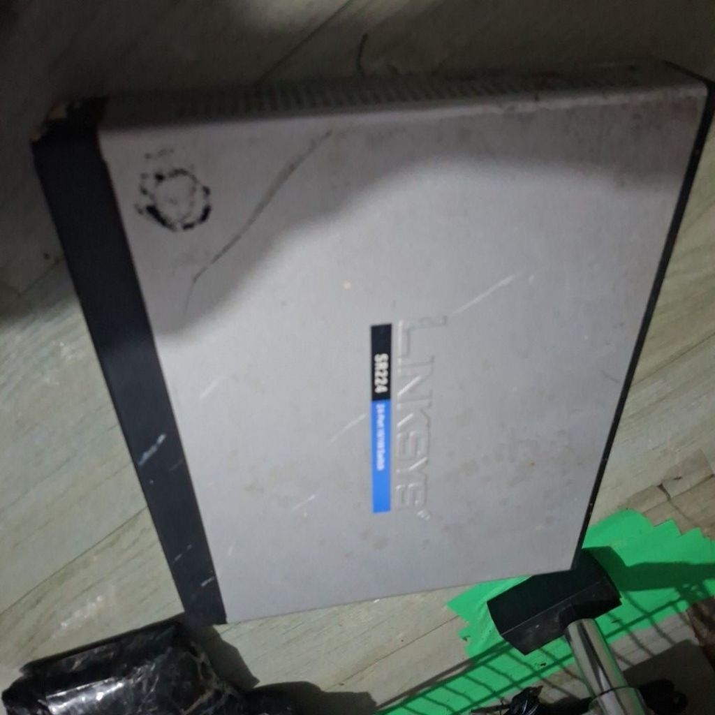 Switch LINKSYS 24 port 10/100 SR224