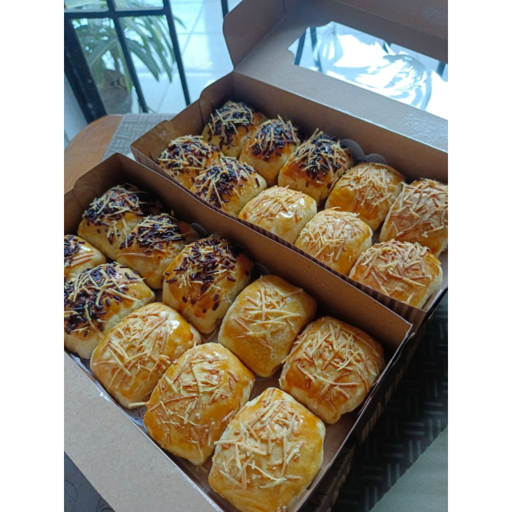 Bolen pisang keju atau bolen pisang keju coklat legit dan gurih dalam kulit pastry