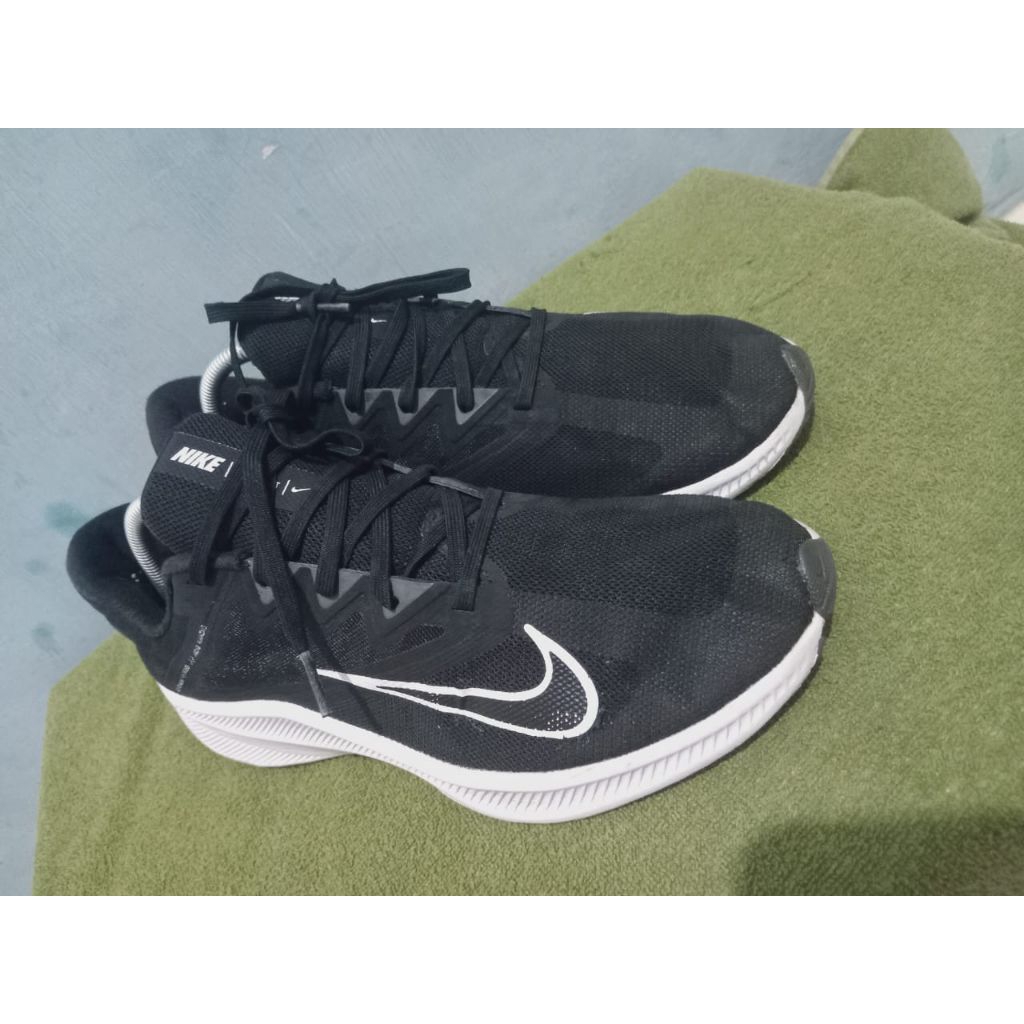 sepatu Nike running Quest 3 black white size 43/ insol 27,5