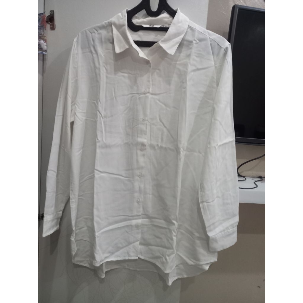 kemeja putih wanita 'uniqlo'