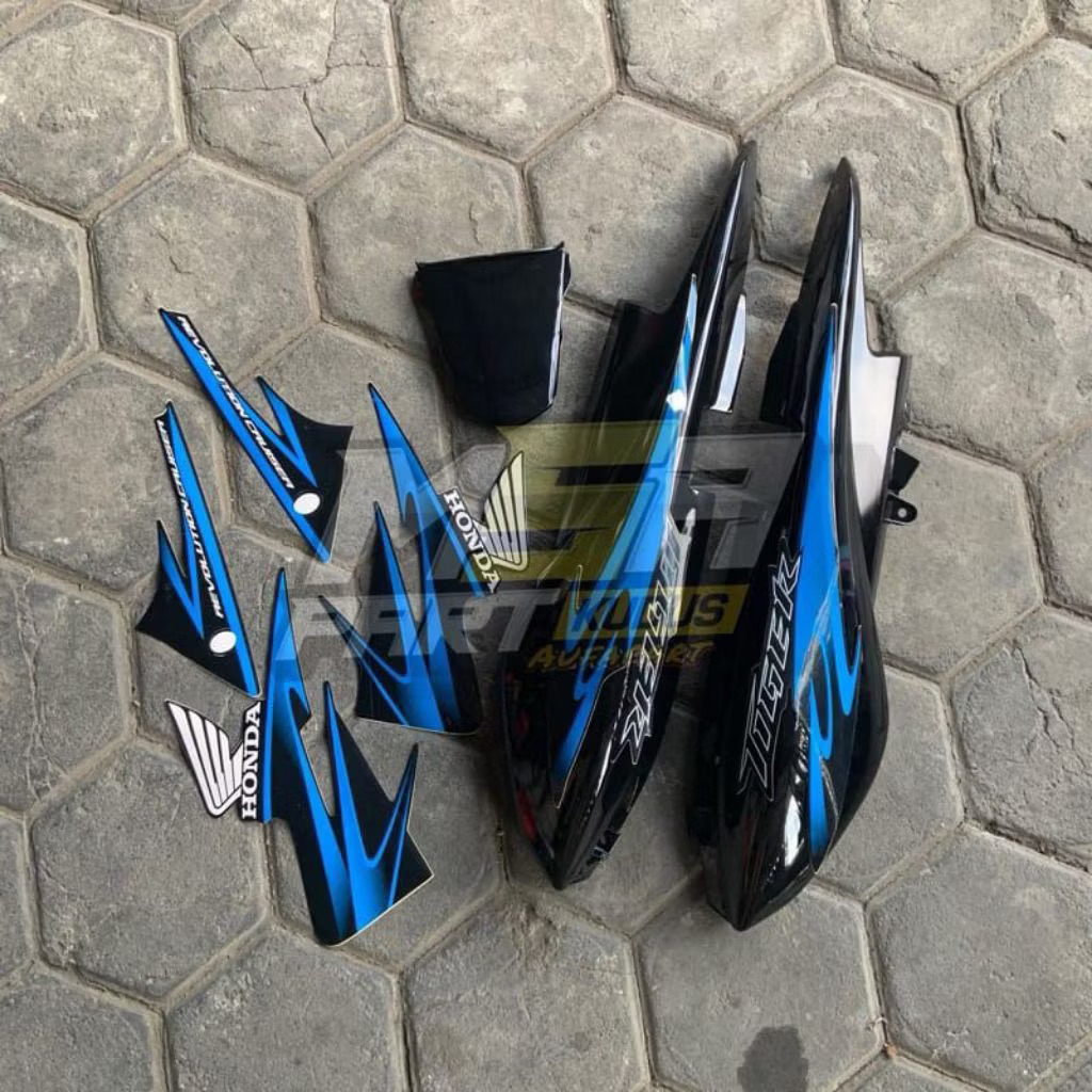 cover body Tiger Revo set setriping hitam list biru