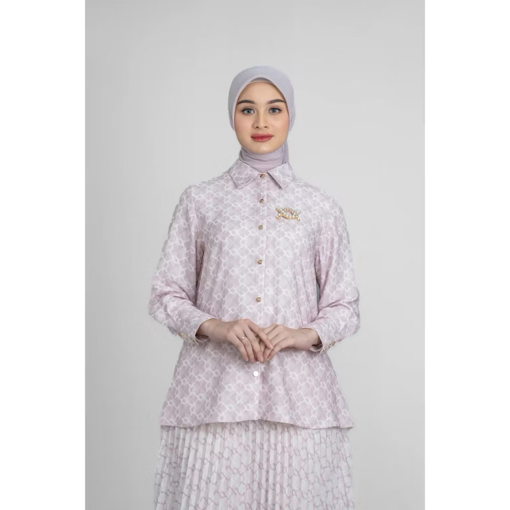 Wearing klamby monogram pleated shirt