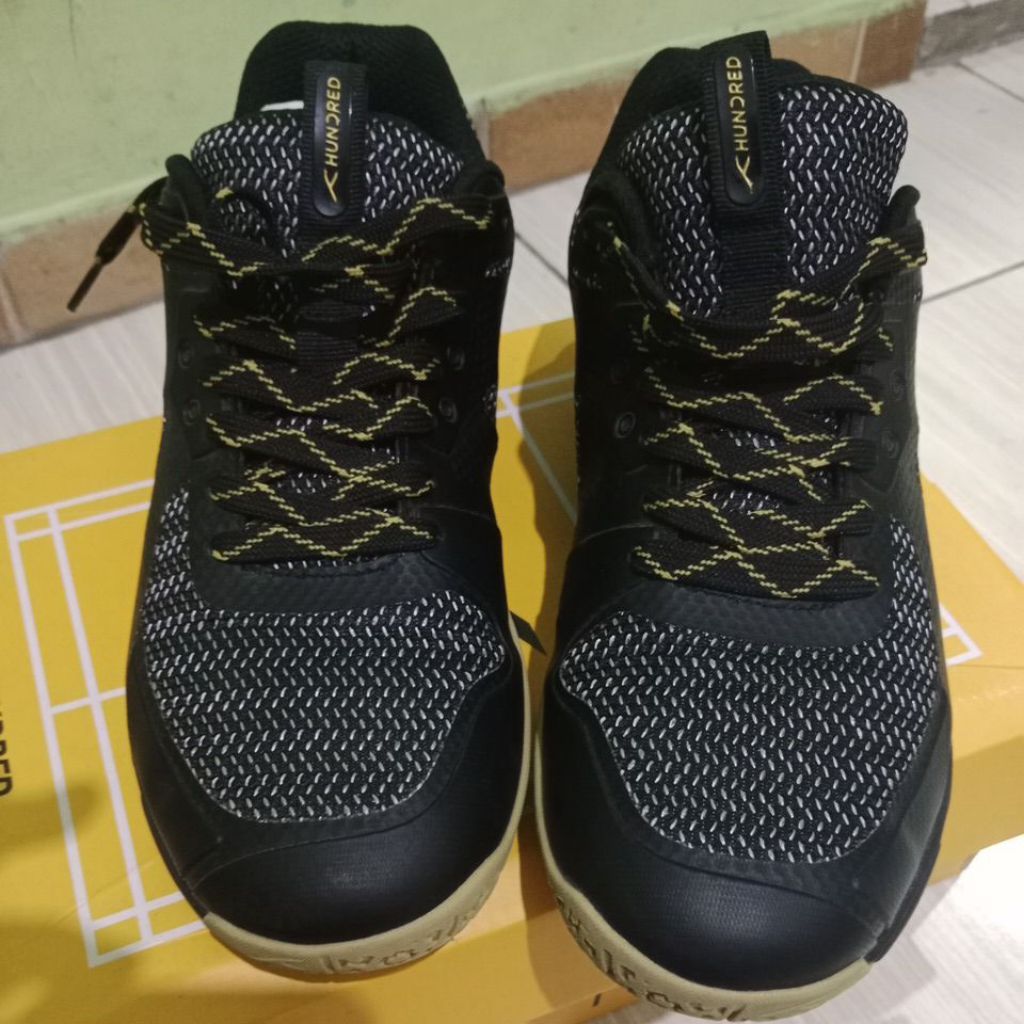 sepatu hundred velocity