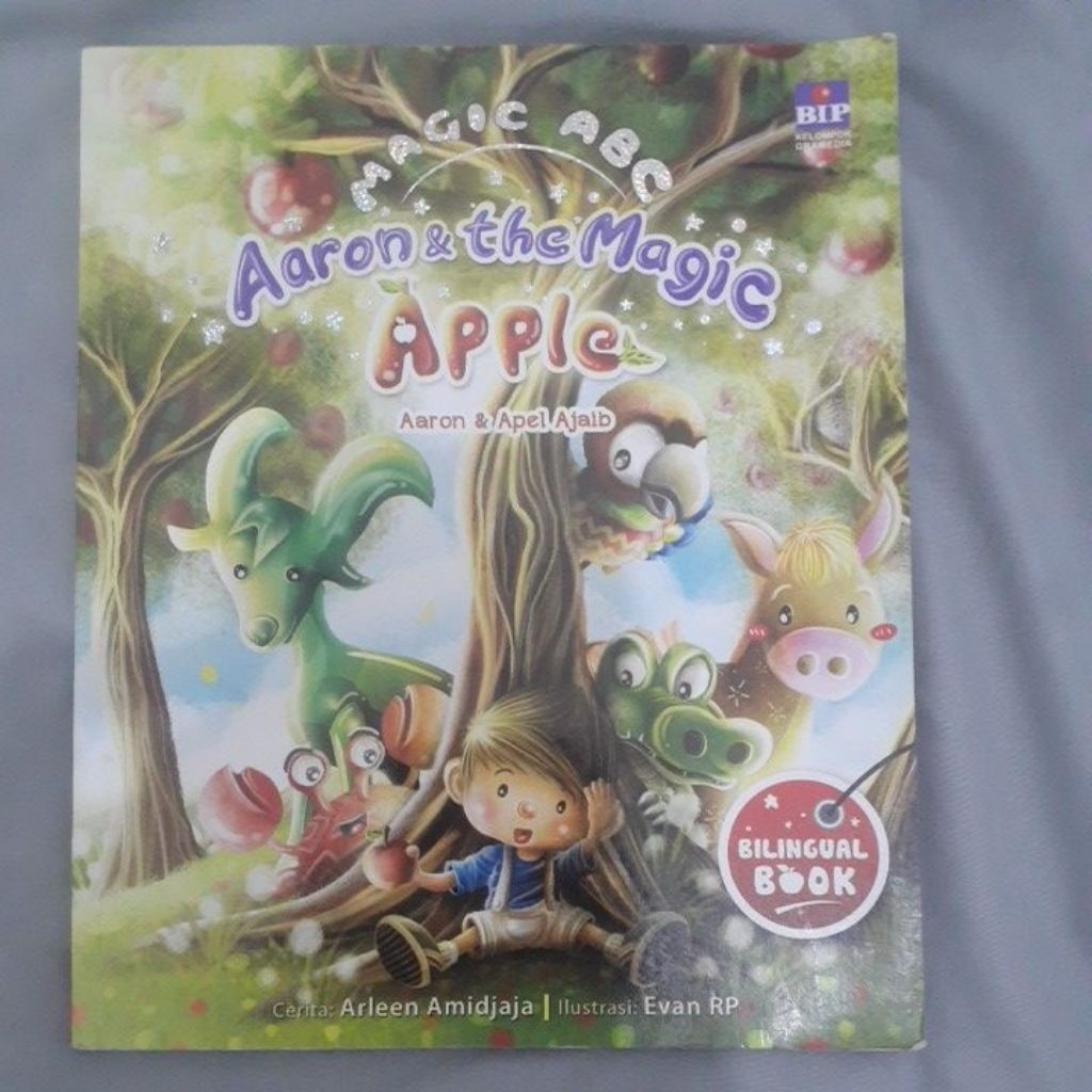 preloved buku cerita indonesia dan inggris untuk bayi dan anak. magic ABC Aaron and the magic APPLE 