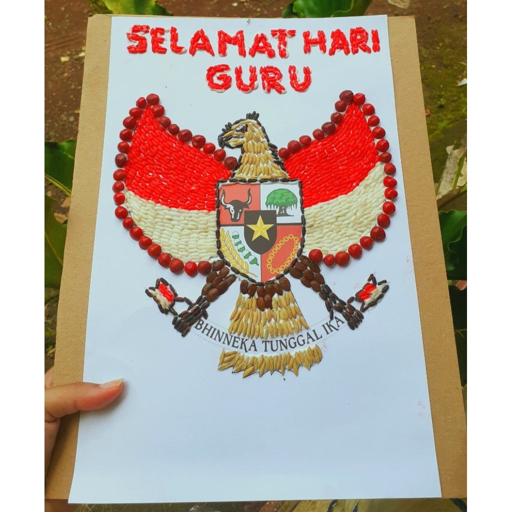 kolase garuda dari biji bijian bisa custom tulisan, dikasi nama juga bole langsung taruh dicatatan