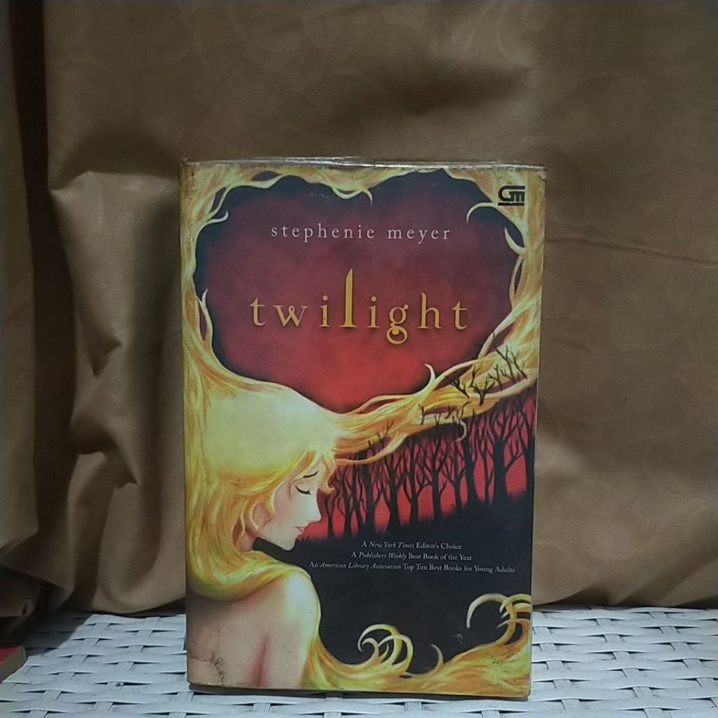 TWILIGHT - STEPHENIE MEYER