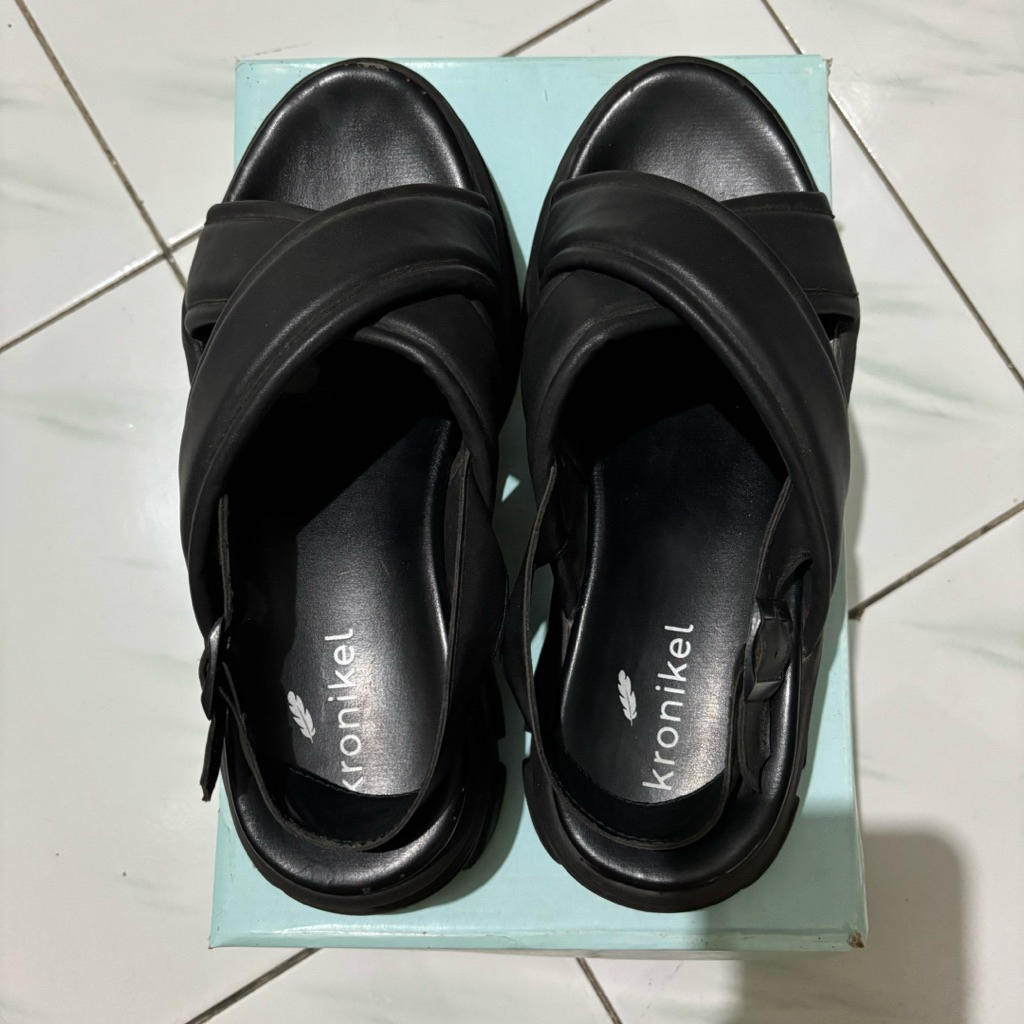 kronikel sandal size 39 HITAM